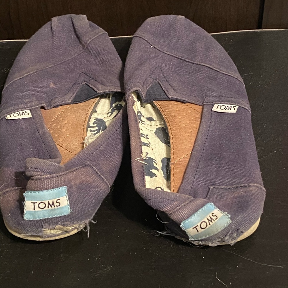 Navy toms